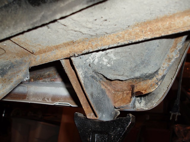 Right Rear Jack Post - surface rust.jpg