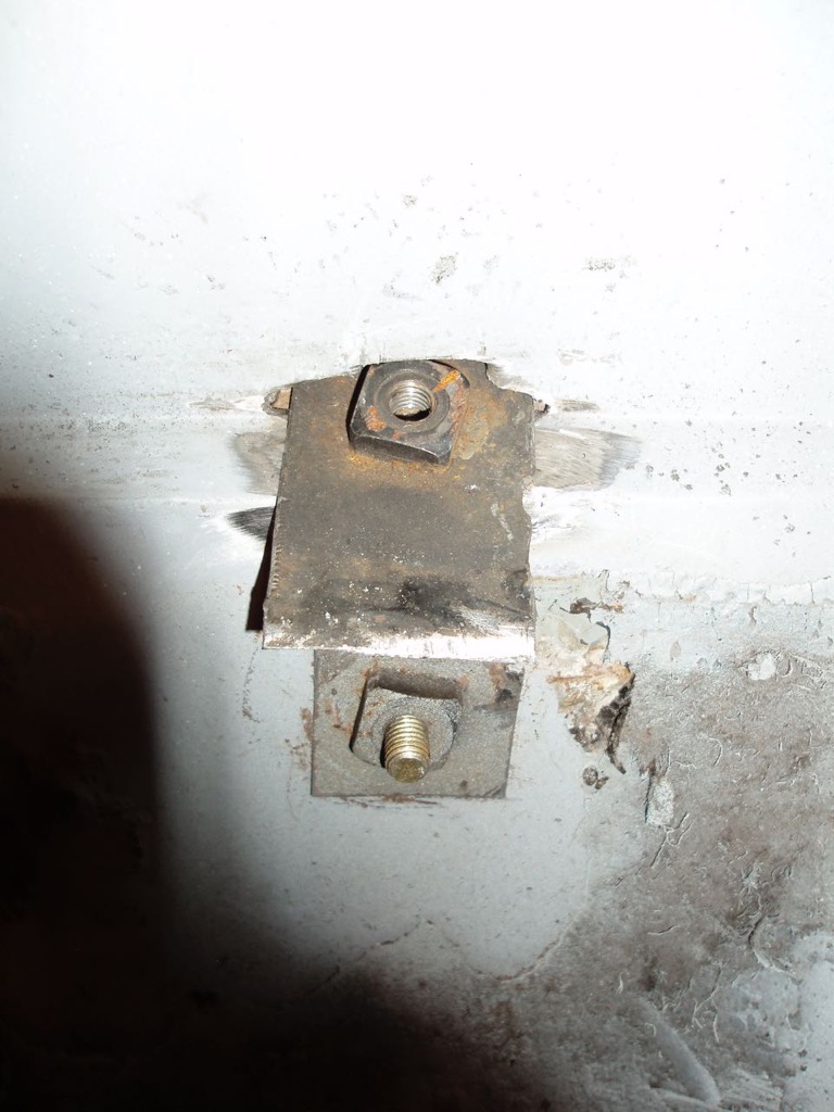 Inserting Mount Plate - Rear anti-sway.jpg