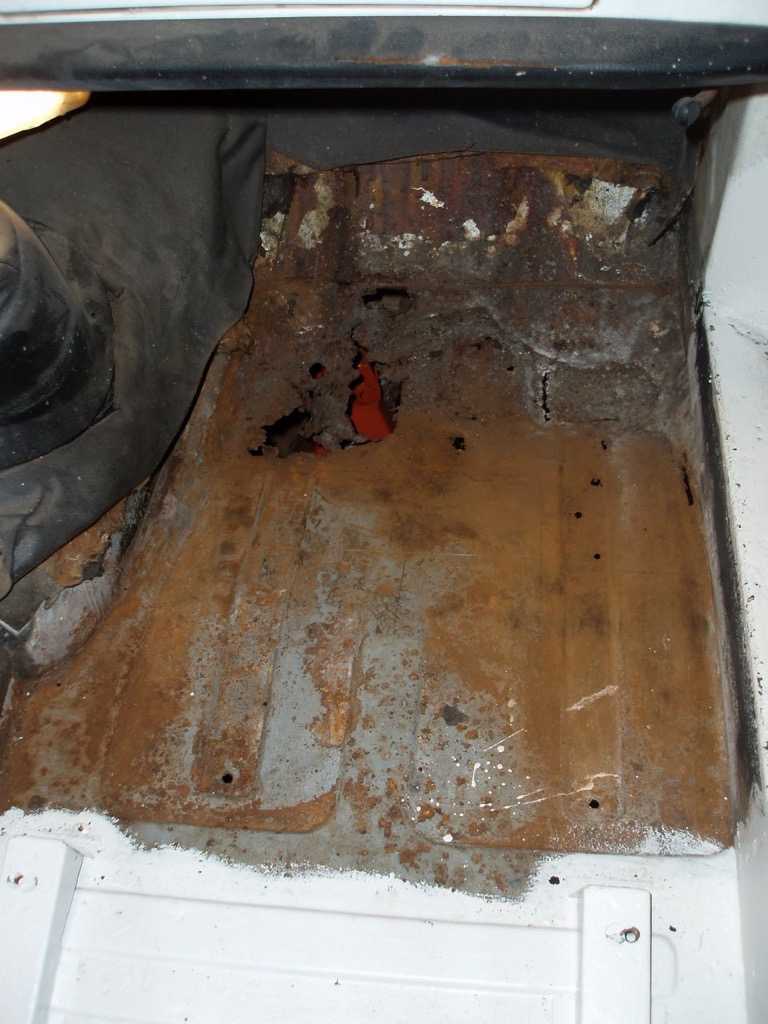 Passenger Front floor rusty.jpg