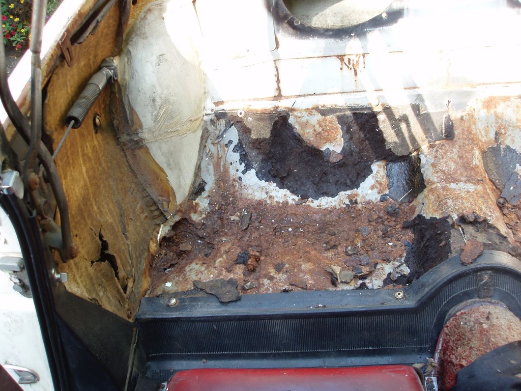 Rear Parcel Shelf rust - top had leaked.jpg
